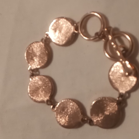 Rose gold color toggle clasp bracelet with enamel accents - Picture 3 of 4